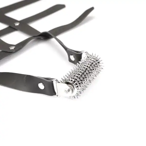 Harnais de chevilles en cuir noir LIEBE SEELE avec sangles réglables, boucles métalliques et roulette intégrée, présenté sur fond blanc, vue produit détaillée