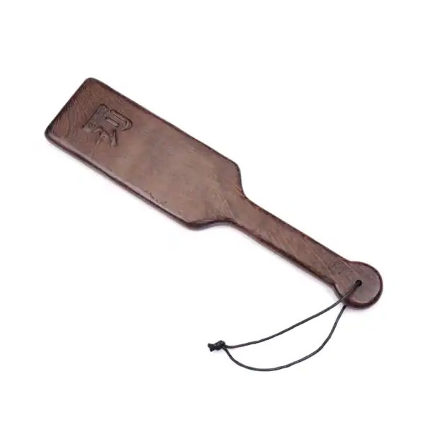 Paddle en bois wengé de la marque Liebe Seele, à la finition lisse avec dragonne de maintien, présenté sur fond clair dans l’univers Brigade Mondaine Paris.