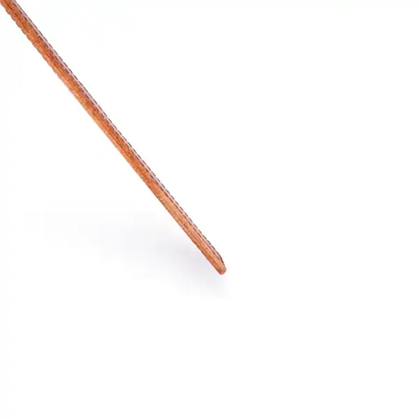 LIEBE SEELE regla de azotar de cuero naranja con asa y correa, costuras en contraste, presentada sobre fondo blanco