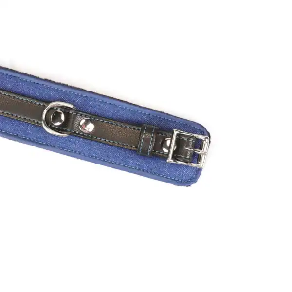 Denim LIEBE SEELE Handschellen aus schwarzem Leder und blauem Textil mit Innenfutter, verbunden durch eine Metallkette, dargestellt auf weißem Hintergrund in der detaillierten Produktansicht