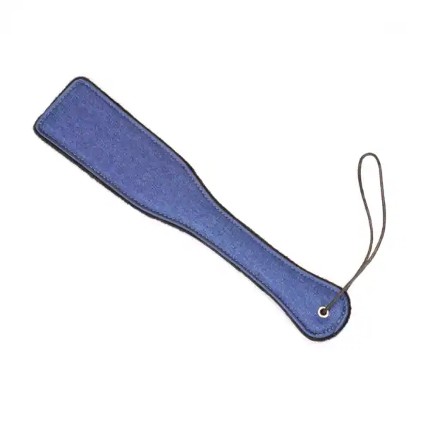 Paddle en denim de la marque Liebe Seele, à la forme allongée avec lanière de maintien, présenté sur fond clair dans l’univers Brigade Mondaine Paris.