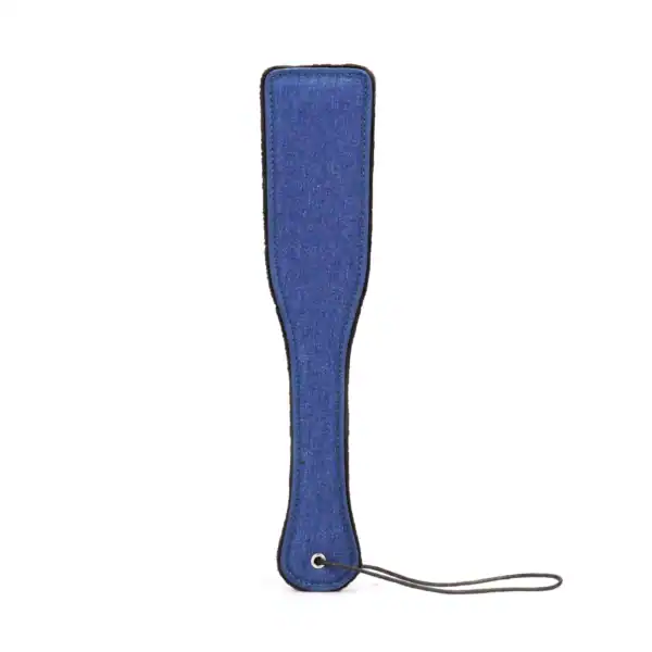 Paddle en denim de la marque Liebe Seele, à la forme allongée avec lanière de maintien, présenté sur fond clair dans l’univers Brigade Mondaine Paris.