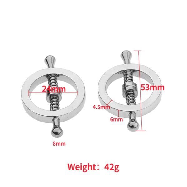 Verstellbare Brustklammern der Marke Liebe Seele aus versilbertem Metall mit einem System aus Einstellschrauben und kreisförmigen Ringen, präsentiert auf hellem Hintergrund in der Welt Brigade Mondaine Paris.