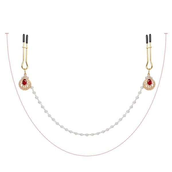Nippelklemmen Perlenketten der Marke Liebe Seele, bestehend aus goldenen Klemmen, die mit einer Kette aus weißen Perlen mit eingefassten Ornamenten verbunden sind, präsentiert auf hellem Hintergrund in der Welt Brigade Mondaine Paris.