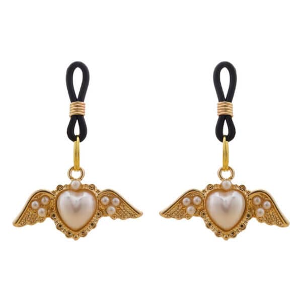 Nippelklemmen Angel der Marke Liebe Seele, verziert mit goldenen geflügelten Herzen und Perlen, verbunden mit schwarzen Klammern, präsentiert auf hellem Hintergrund in der Welt Brigade Mondaine Paris.