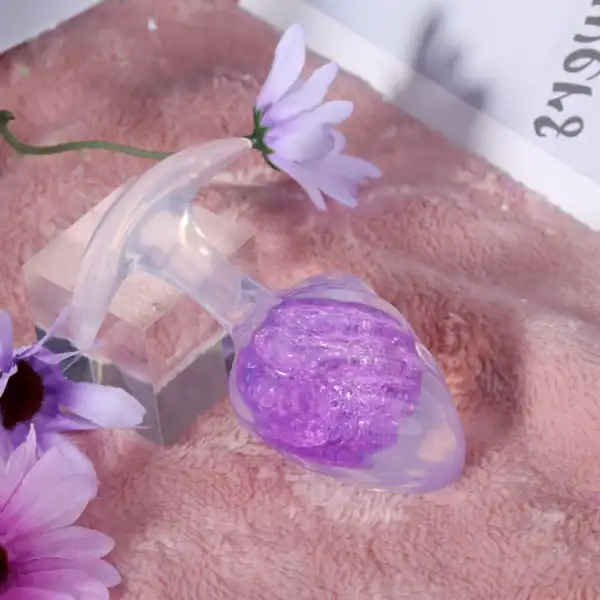 LIEBE SEELE tapón de silicona púrpura con superficie en espiral y base acampanada transparente, de mano sobre fondo blanco, vista detallada del producto
