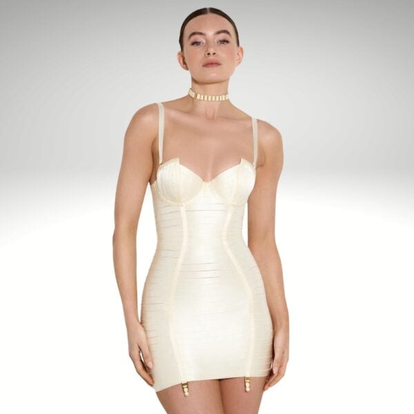 BORDELLE Angela Kleid Creme Cremefarbenes BORDELLE Angela-Kleid, von vorne getragen, eng anliegender Schnitt mit schmalen Trägern und goldenen Beschlägen, feminine Silhouette auf hellem Hintergrund.