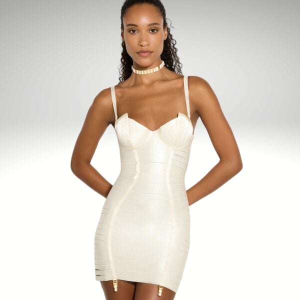 BORDELLE Angela Kleid Creme Cremefarbenes BORDELLE Angela-Kleid, von vorne getragen, eng anliegender Schnitt mit schmalen Trägern und goldenen Beschlägen, feminine Silhouette auf hellem Hintergrund.