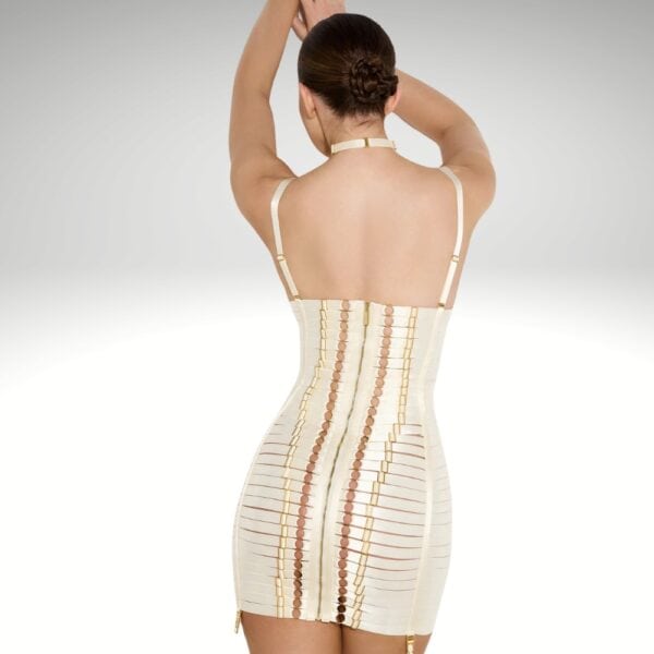 BORDELLE Angela Kleid Creme Cremefarbenes BORDELLE Angela-Kleid, das von hinten getragen wird, eng anliegender Schnitt mit schmalen Trägern mit goldenem Verschluss und goldenen Verzierungen, feminine Silhouette auf hellem Hintergrund.