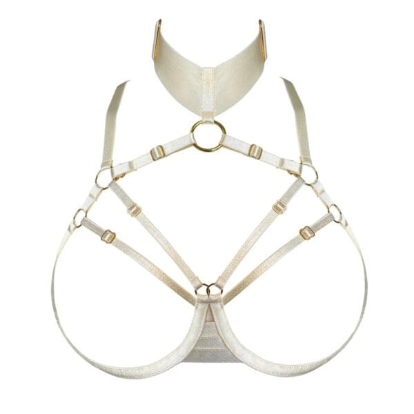 Cremefarbener offener BORDELLE Signature BH-Harness von vorne gesehen, mit verstellbaren Grafikbändern und goldenen Ringen, flach auf hellem Hintergrund präsentiert.