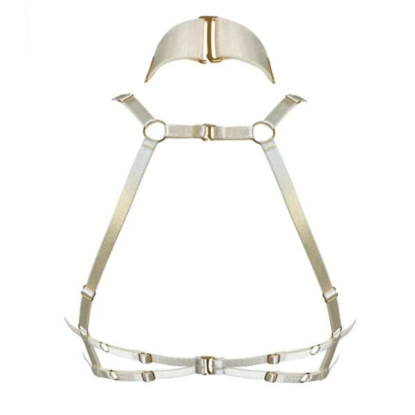 Cremefarbenes, offenes BORDELLE Signature BH-Geschirr mit verstellbaren Riemen und goldenen Ringen, flach auf hellem Hintergrund präsentiert.