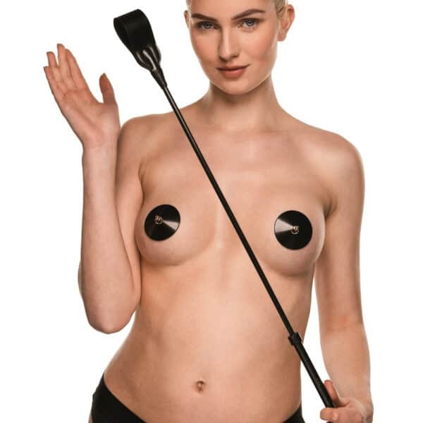Látigo BDSM de cuero negro con vástago delgado y punta suave, un accesorio elegante y minimalista fotografiado sobre un fondo claro.
