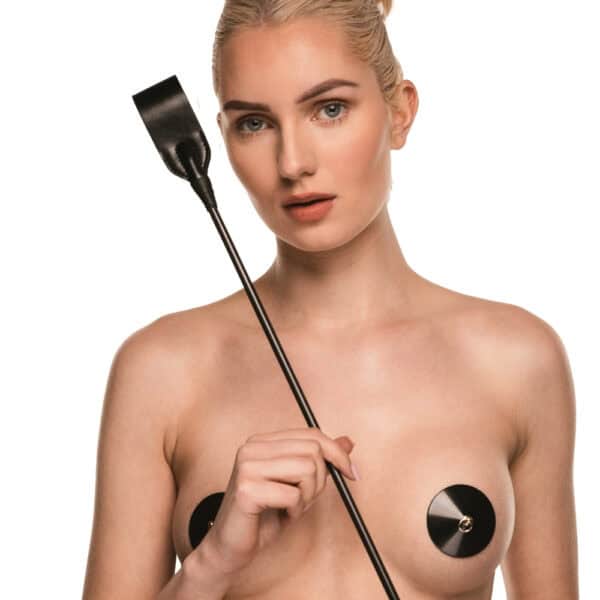 Látigo BDSM de cuero negro con vástago delgado y punta suave, un accesorio elegante y minimalista fotografiado sobre un fondo claro.