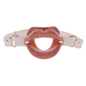 Gag ouvert au design en forme de lèvres avec sangle claire et finitions métalliques, présenté par Brigade Mondaine Paris sur fond clair.