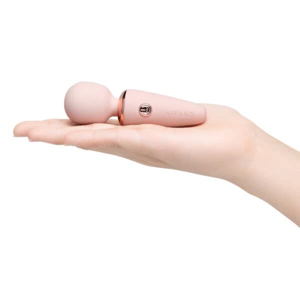 WAND mini, compact stimulator | Brigade Mondaine Paris Mini massage wand with rounded design and soft finish, presented in a compact version, offered by Brigade Mondaine Paris. Electric Sextoys