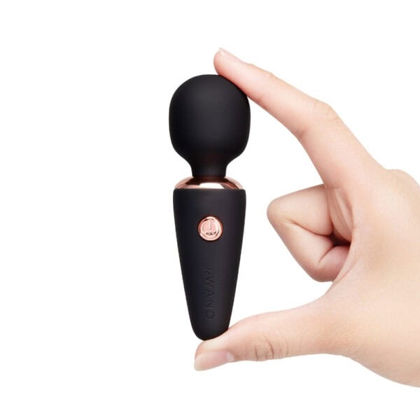 WAND mini, compact stimulator | Brigade Mondaine Paris Mini massage wand with rounded design and soft finish, presented in a compact version, offered by Brigade Mondaine Paris. Electric Sextoys