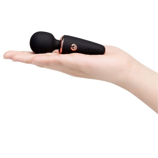 WAND mini, compact stimulator | Brigade Mondaine Paris Mini massage wand with rounded design and soft finish, presented in a compact version, offered by Brigade Mondaine Paris. Electric Sextoys