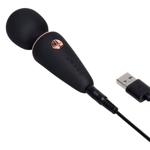 WAND mini, compact stimulator | Brigade Mondaine Paris Mini massage wand with rounded design and soft finish, presented in a compact version, offered by Brigade Mondaine Paris. Electric Sextoys