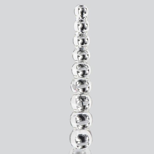 Dildo aus durchsichtigem Glas, bestehend aus aneinandergereihten Kugelformen, vertikal präsentiert auf weißem Hintergrund, mit einer glatten, glänzenden Oberfläche.