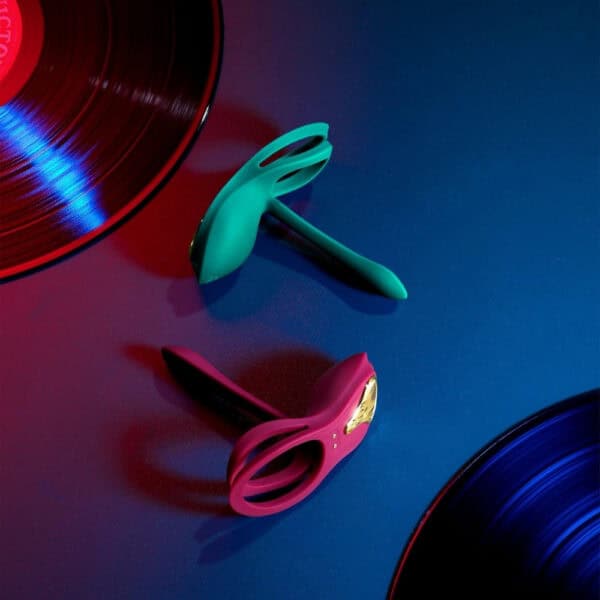 Portable vibrator with ergonomic design, presented with its box, set against a blue and red background, selection Brigade Mondaine Paris. Electric Sextoys
