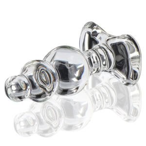 Analplug aus durchsichtigem Glas mit facettierter Form und ausladender Basis, dargestellt auf klarem Hintergrund, glänzendes Finish, Auswahl Brigade Mondaine Paris.