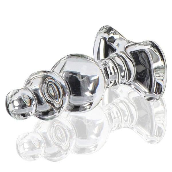 Analplug aus durchsichtigem Glas mit facettierter Form und ausladender Basis, dargestellt auf klarem Hintergrund, glänzendes Finish, Auswahl Brigade Mondaine Paris.