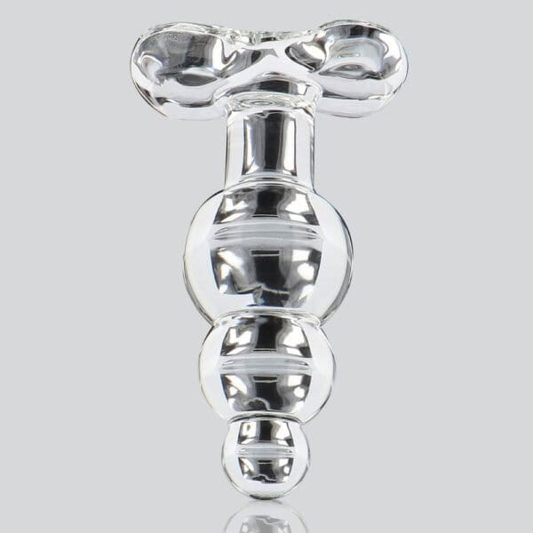 Analplug aus durchsichtigem Glas mit facettierter Form und ausladender Basis, dargestellt auf klarem Hintergrund, glänzendes Finish, Auswahl Brigade Mondaine Paris.