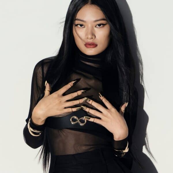 NERIA IINFYNII corpiño negro con estructura gráfica y cintura marcada, se lleva con medias y accesorios a juego, propuesta de Brigade Mondaine Paris