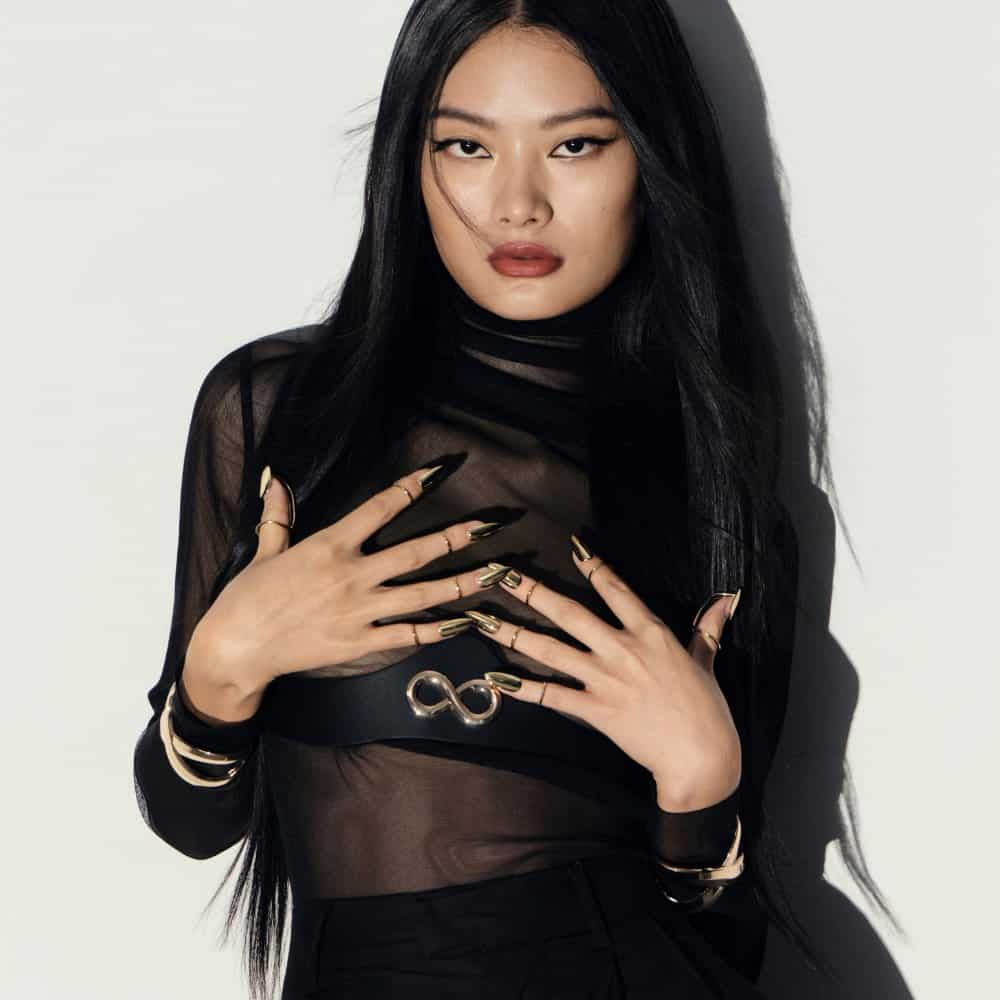Bustier NERIA IINFYNII noir à structure graphique et taille marquée, porté avec bas et accessoires coordonnés, proposé par Brigade Mondaine Paris