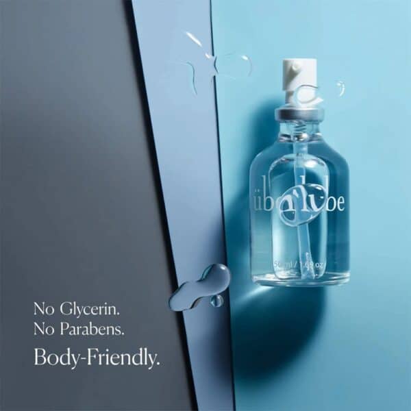 Lubrifiant Luxe Überlube Flacon en verre de lubrifiant luxe transparent avec spray, présenté avec son étui cylindrique blanc, sélection Brigade Mondaine Paris.