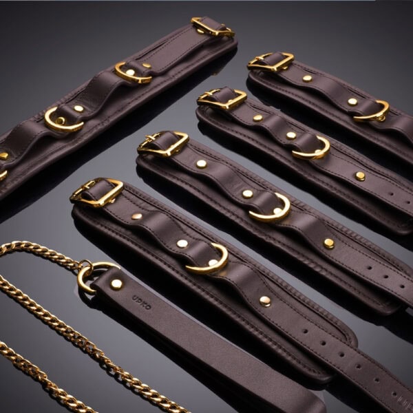 Handschellen und Riemen aus UPKO-Leder - Goldfinish UPKO Handschellen- und Riemenset aus Leder mit goldenen Schnallen und Ringen, Auswahl Brigade Mondaine Paris