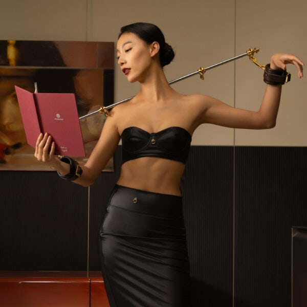 Prestige Bond Restraint Kit - UPKO (3) BDSM-Zubehör aus schwarzem Leder mit Handschellen und starrer Stange aus goldfarbenem Metall, hochwertiges Design erhältlich bei Brigade Mondaine Paris