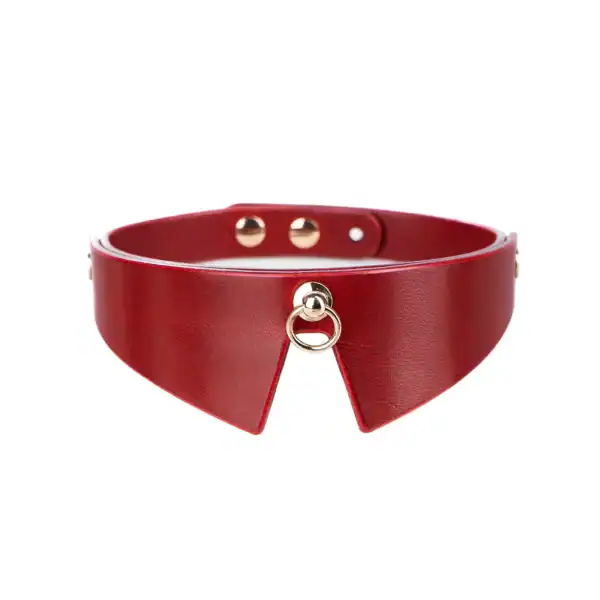 Choker Modesty rot RE:STRICT Brigade Mondaine Paris Luxusleder Schaufensterpuppe trägt den roten RE:STRICT Modesty Choker bei Brigade Mondaine Paris, eng anliegendes Lederhalsband mit zentralem Metallring, getragen mit einem schwarzen Korsett auf rotem Hintergrund.