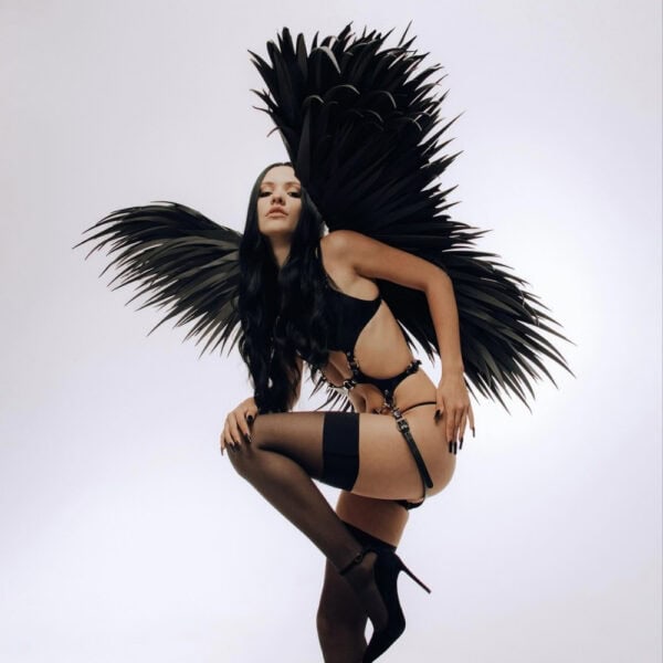 Ravien leather harness RE:STRICT Brigade Mondaine Paris Mannequin wearing RE:STRICT black leather Ravien harness at Brigade Mondaine Paris, openwork structure with adjustable straps, metal rings and close-fitting cut, photographed in studio.