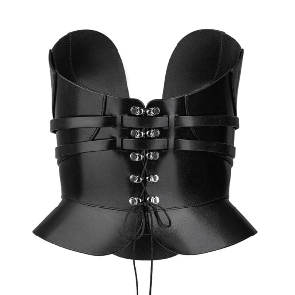 Corsé de cuero Daelos RE:STRICT Brigade Mondaine Paris Modelo con corsé Daelos de piel negra RE:STRICT en Brigade Mondaine Paris, escote pronunciado estructurado, tirantes ajustables, con accesorios a juego sobre fondo rojo.