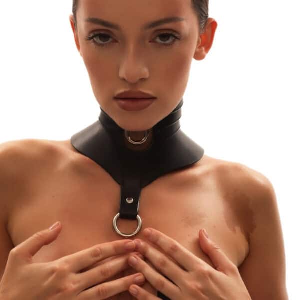 Halsband Posture Tenue RE:STRICT Brigade Mondaine Paris Rückendetail des Halsbands Posture Outfit aus schwarzem Leder RE:STRICT bei Brigade Mondaine Paris, halsbedeckender Schnitt, verstellbare Schnürung und Metallbeschläge, im Studio fotografiert.