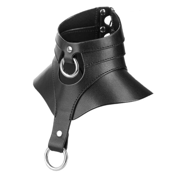 Halsband Posture Tenue RE:STRICT Brigade Mondaine Paris Rückendetail des Halsbands Posture Outfit aus schwarzem Leder RE:STRICT bei Brigade Mondaine Paris, halsbedeckender Schnitt, verstellbare Schnürung und Metallbeschläge, im Studio fotografiert.