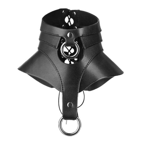 Halsband Posture Tenue RE:STRICT Brigade Mondaine Paris Rückendetail des Halsbands Posture Outfit aus schwarzem Leder RE:STRICT bei Brigade Mondaine Paris, halsbedeckender Schnitt, verstellbare Schnürung und Metallbeschläge, im Studio fotografiert.