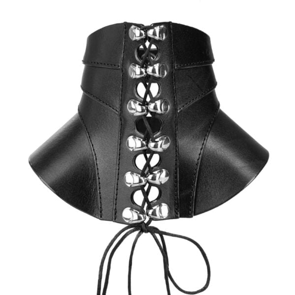 Halsband Posture Tenue RE:STRICT Brigade Mondaine Paris Rückendetail des Halsbands Posture Outfit aus schwarzem Leder RE:STRICT bei Brigade Mondaine Paris, halsbedeckender Schnitt, verstellbare Schnürung und Metallbeschläge, im Studio fotografiert.