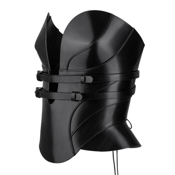 Corsé de cuero Daelos RE:STRICT Brigade Mondaine Paris Modelo con corsé Daelos de piel negra RE:STRICT en Brigade Mondaine Paris, escote pronunciado estructurado, tirantes ajustables, con accesorios a juego sobre fondo rojo.