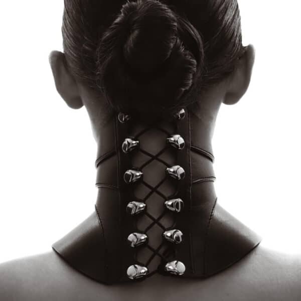 Halsband Posture Tenue RE:STRICT Brigade Mondaine Paris Rückendetail des Halsbands Posture Outfit aus schwarzem Leder RE:STRICT bei Brigade Mondaine Paris, halsbedeckender Schnitt, verstellbare Schnürung und Metallbeschläge, im Studio fotografiert.