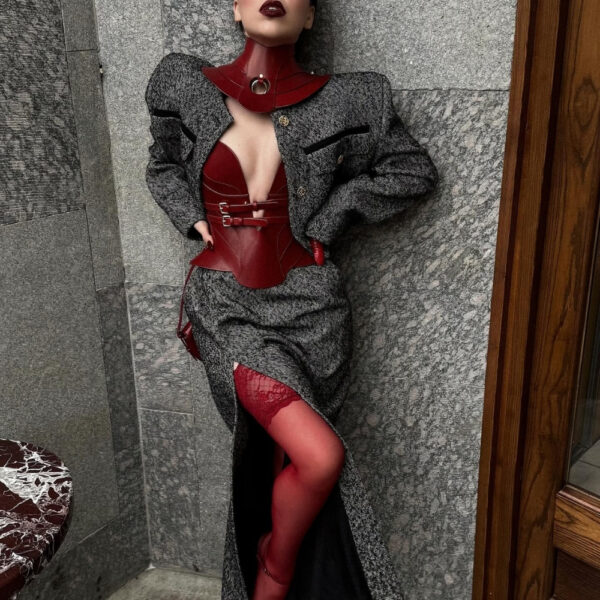 RE:STRICT Posture Hold Collar Brigade Mondaine Paris Model wearing the RE:STRICT red leather Posture Hold necklace at Brigade Mondaine Paris, rigid piece covering the neck, central metal ring, worn with a black mesh top in the studio.
