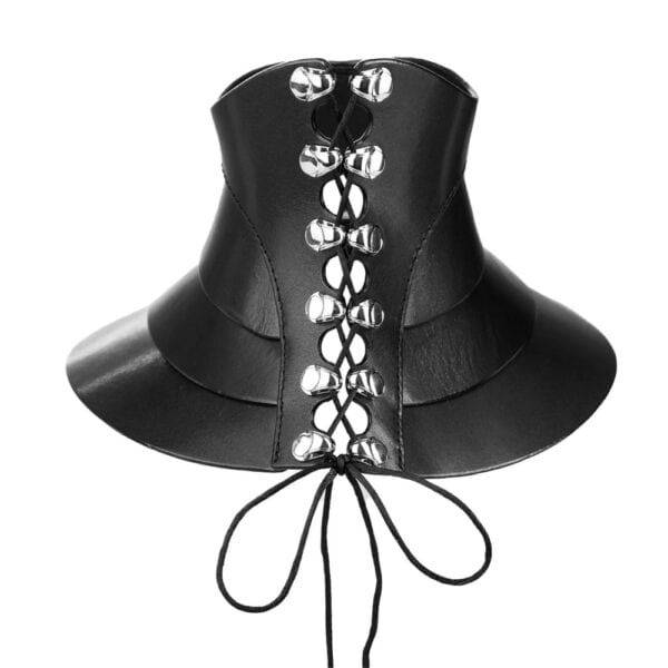 Halsband Posture Hold RE:STRICT Brigade Mondaine Paris Model trägt die RE:STRICT Posture Hold Halskette aus schwarzem Leder bei Brigade Mondaine Paris, ein steifes Stück, das den Hals bedeckt, zentraler Metallring, getragen mit einem schwarzen Mesh-Top im Studio.