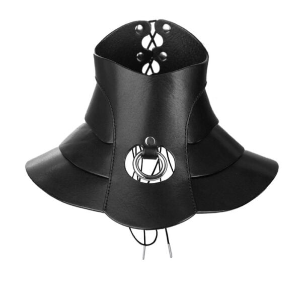 Halsband Posture Hold RE:STRICT Brigade Mondaine Paris Model trägt die RE:STRICT Posture Hold Halskette aus schwarzem Leder bei Brigade Mondaine Paris, ein steifes Stück, das den Hals bedeckt, zentraler Metallring, getragen mit einem schwarzen Mesh-Top im Studio.