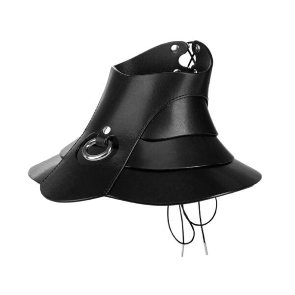 Halsband Posture Hold RE:STRICT Brigade Mondaine Paris Model trägt die RE:STRICT Posture Hold Halskette aus schwarzem Leder bei Brigade Mondaine Paris, ein steifes Stück, das den Hals bedeckt, zentraler Metallring, getragen mit einem schwarzen Mesh-Top im Studio.