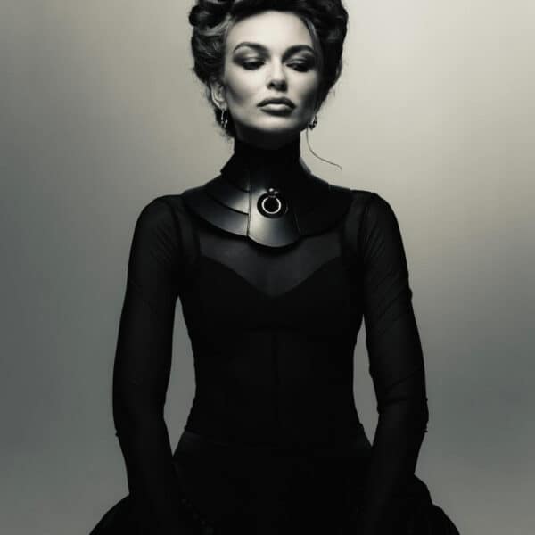 Halsband Posture Hold RE:STRICT Brigade Mondaine Paris Model trägt die RE:STRICT Posture Hold Halskette aus schwarzem Leder bei Brigade Mondaine Paris, ein steifes Stück, das den Hals bedeckt, zentraler Metallring, getragen mit einem schwarzen Mesh-Top im Studio.