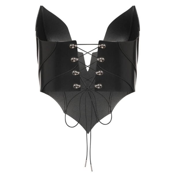 Nyx-Lederkorsett RE:STRICT Brigade Mondaine Paris Model trägt das rote RE:STRICT Nyx-Lederkorsett bei Brigade Mondaine Paris, strukturiertes Dekolleté, getragen mit passender Halskette und schwarzen Accessoires, fotografiert im Studio.