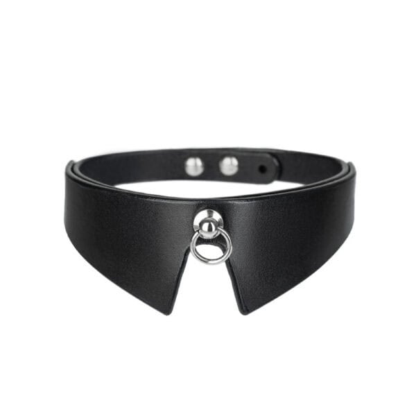 Gargantilla Modesty negro RE:STRICT Brigade Mondaine Paris cuero de lujo La modelo lleva la gargantilla RE:STRICT Modesty negra en Brigade Mondaine Paris, collar de cuero ajustado con anilla metálica central, que se lleva con un corsé negro sobre fondo rojo.