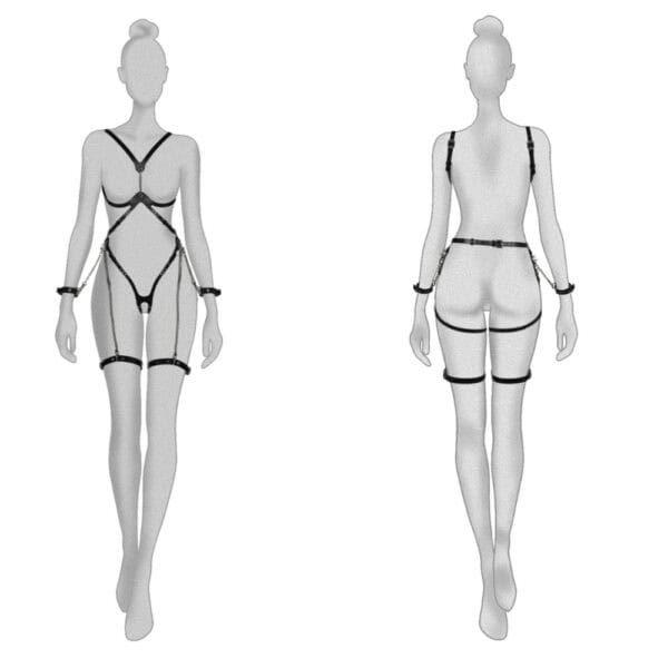 Harnais cuir Vespera RE:STRICT Brigade Mondaine Paris Mannequin portant le harnais Vespera en cuir noir RE:STRICT chez Brigade Mondaine Paris, structure ajourée avec sangles réglables, chaînes métalliques et accessoires assortis, photographié en studio.