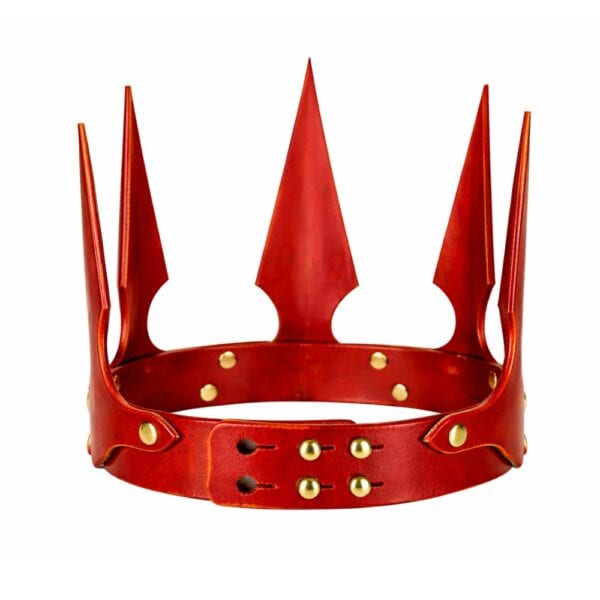 Red leather crown RE:STRICT Brigade Mondaine Paris RE:STRICT red leather crown presented at Brigade Mondaine Paris, rigid design with graphic spikes, smooth dyed leather, gold metal rivets and adjustable closure, photographed in studio.